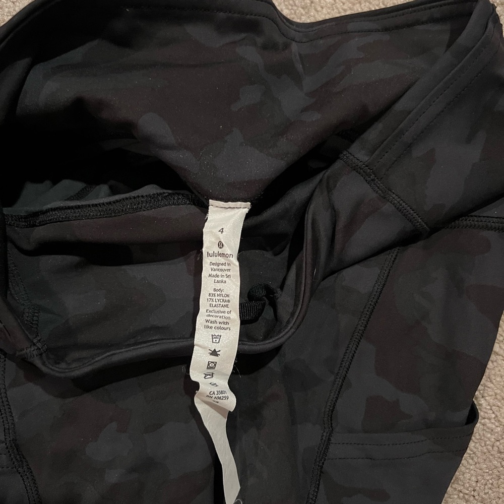 Black Camo lululemon leggings w/ pockets 28”